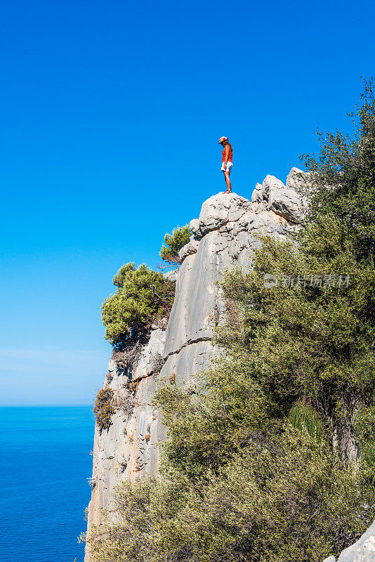 女人在顶端。来自Oludeniz的蝴蝶谷。Fethiye Mugla,土耳其。